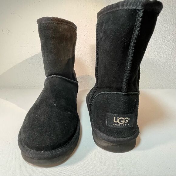 Black UGG size 4 or 5 - Picture 2 of 2